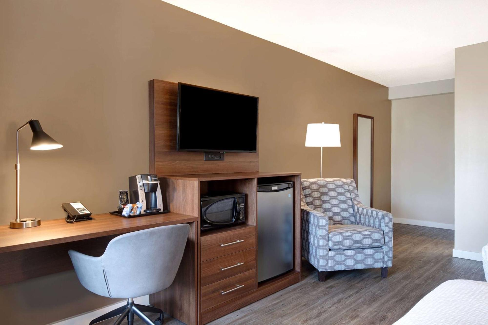 Hotel Days By Wyndham Uptown