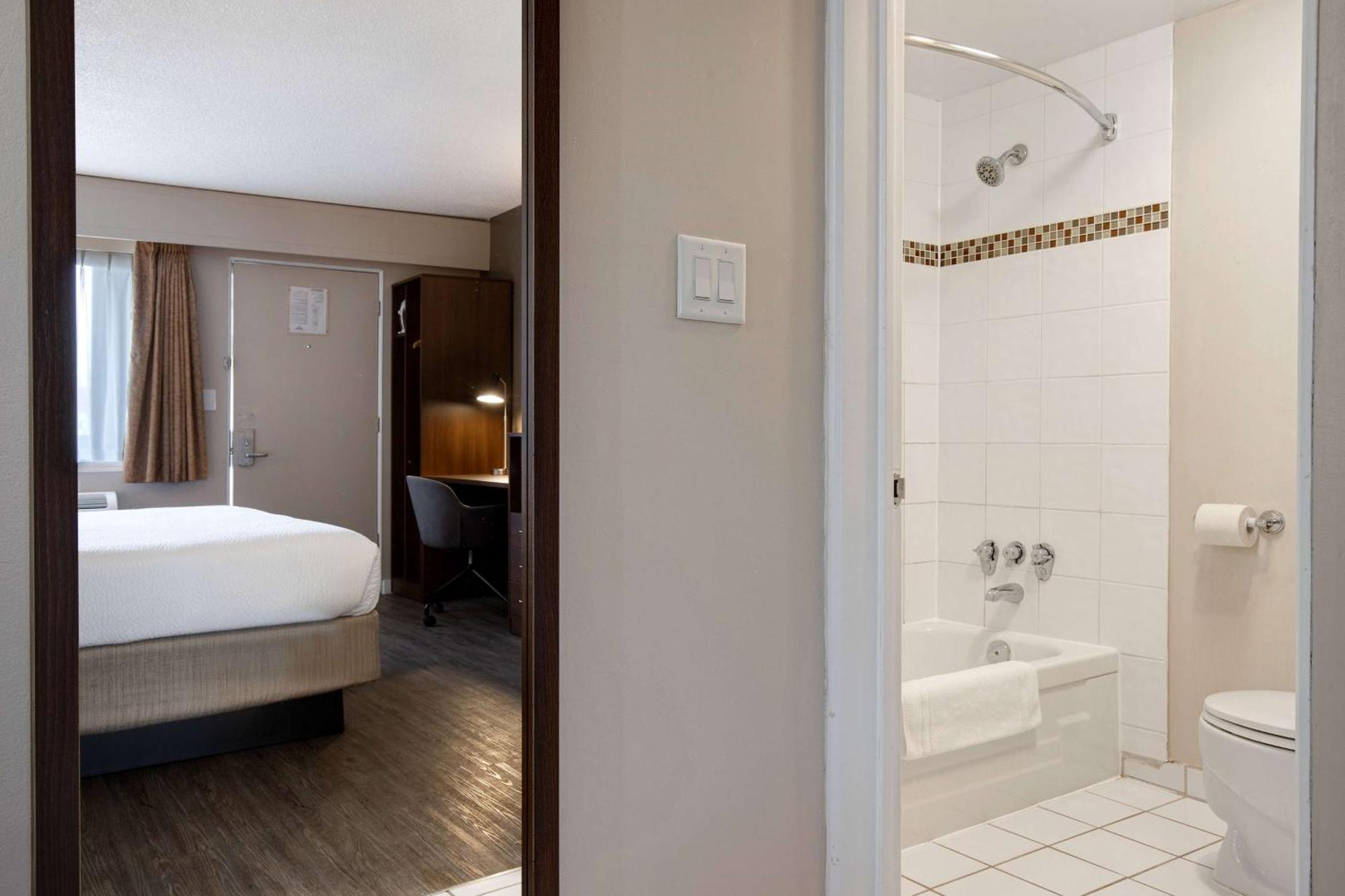 Days By Wyndham Uptown Hotel